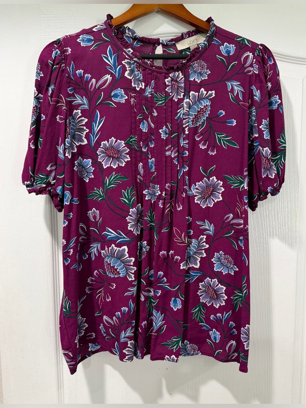 LOFT Floral Pintucked puff sleeve top size L - Picture 2 of 4